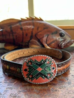 Vtg Native American belt buckle by Siskiyou Buckle Company Tooled Leather Belt